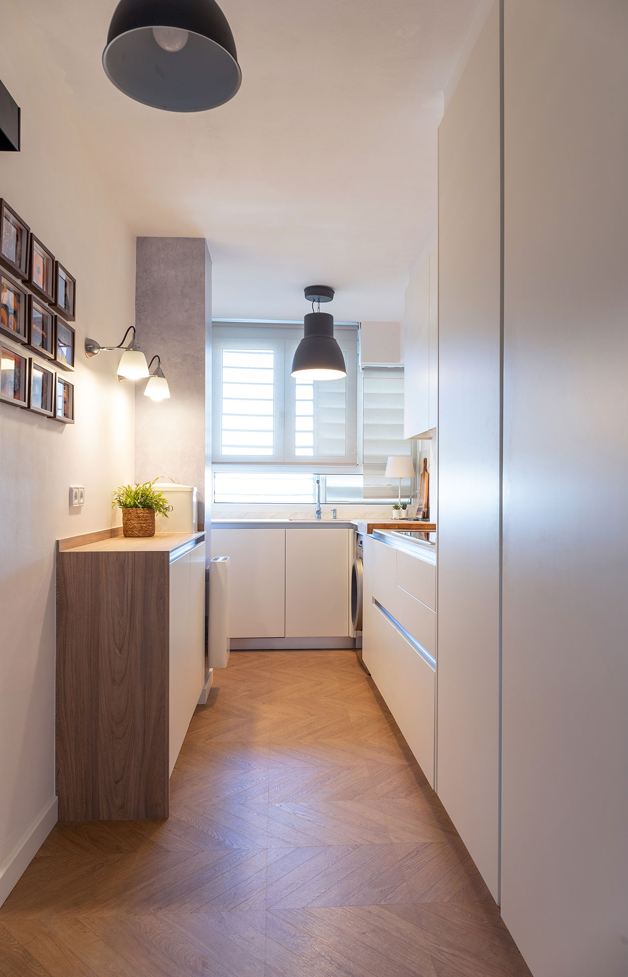 Una cocina pequeña con vinoteca de lujo - Hubel S.A