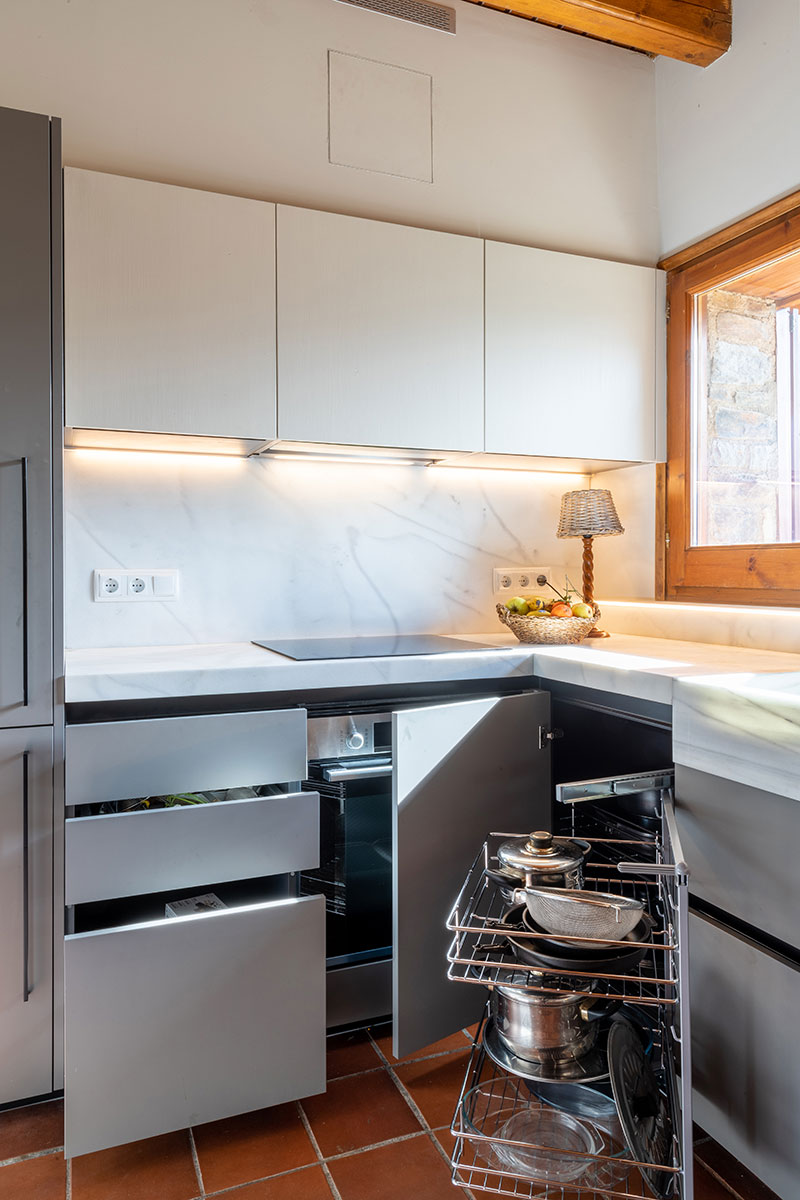 microondas mueble alto junto a frigo  Kitchen interior design modern,  Kitchen decor modern, Modern kitchen interiors
