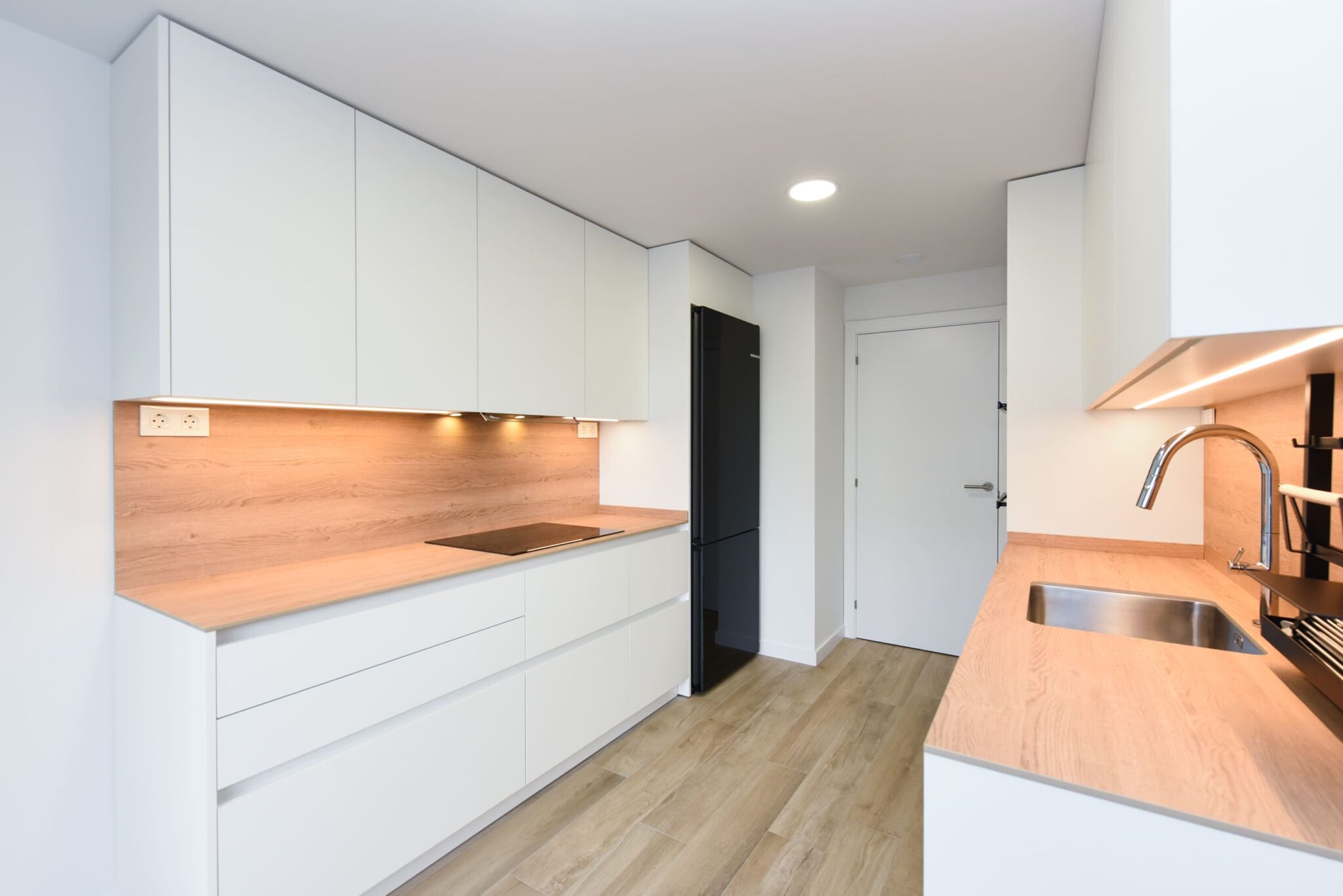Una cocina pequeña con una distribución paralela - Hubel